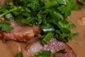 Deliciosa Sopa de Feijão com Linguiça