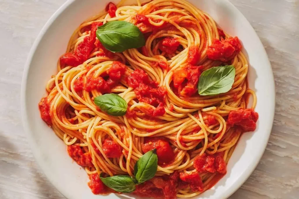 Macarrão Integral com Molho de Tomate e Manjericão