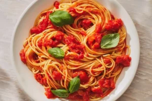Macarrão Integral com Molho de Tomate e Manjericão