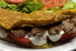 Omelete com cream cheese e alcatra