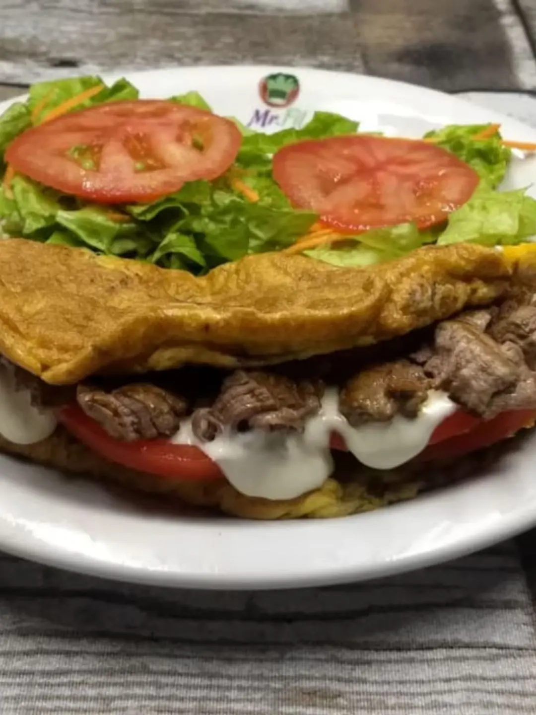 Omelete com cream cheese e alcatra