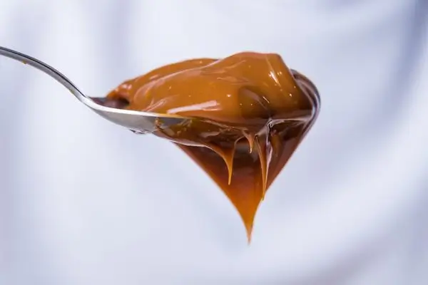 Agora que a gente já falou sobre as combinações mais clássicas e sobre como escolher a melhor pra cada ocasião, que tal colocar a mão na massa? Vou te passar algumas receitas práticas e deliciosas que usam doce de leite