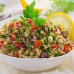 Salada de quinoa com frutas secas e legumes