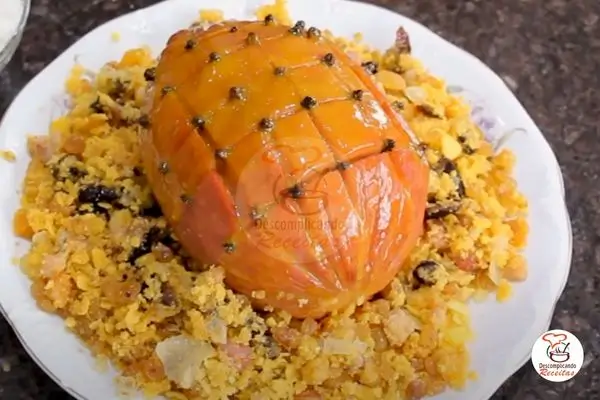 Tender Seara com farofa crocante e purê de maçã caramelizada