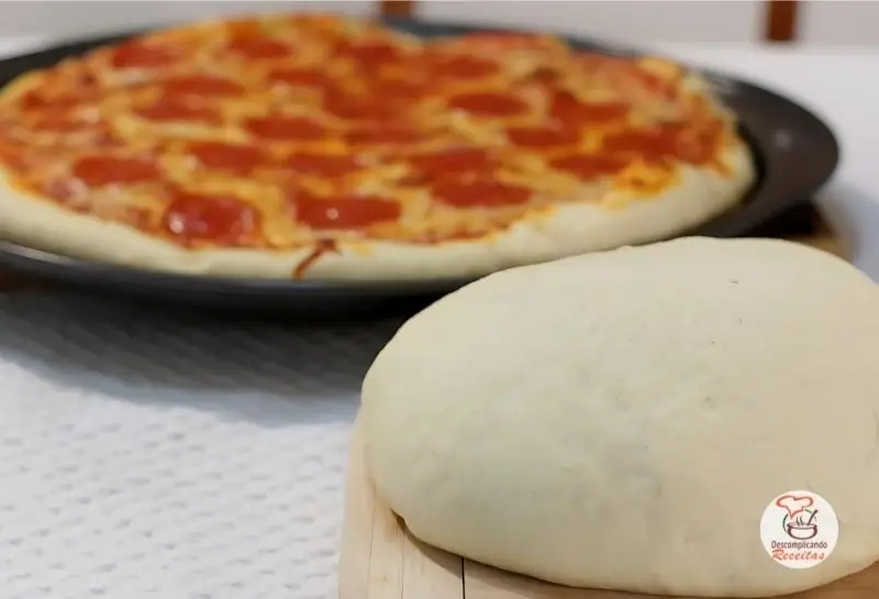 Como fazer uma massa de pizza crocante e macia