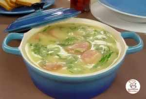Sopa Aconchegante de Fubá Cremosa com Couve e Linguiça