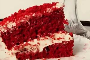 Bolo de Red Velvet Cremoso com Cobertura de Cream Cheese