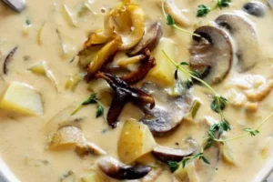 Sopa de cogumelos e alho-poró