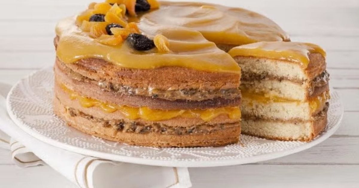 Bolo de Coco com Recheio de Doce de Leite com Ameixa e Geleia de Damasco