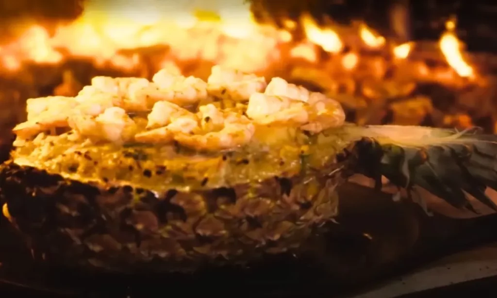 Arroz de camarão com abacaxi e curry vermelho