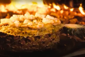 Arroz de camarão com abacaxi e curry vermelho