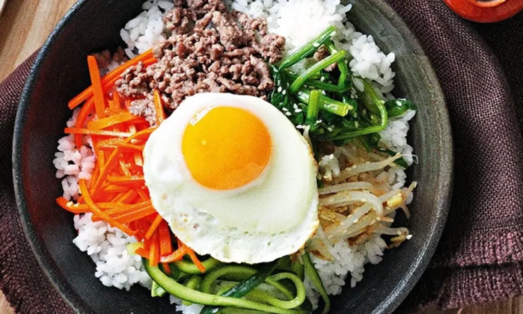 Como Fazer Bibimbap: Arroz Coreano com Legumes e Ovo
