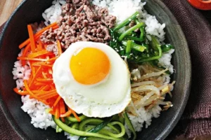 Como Fazer Bibimbap: Arroz Coreano com Legumes e Ovo