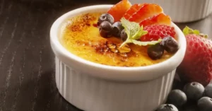 Crème Brûlée de Lavanda com Frutas Vermelhas Frescas