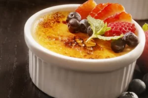 Sobremesa Gourmet: Crème Brûlée de Lavanda com Frutas Vermelhas Frescas
