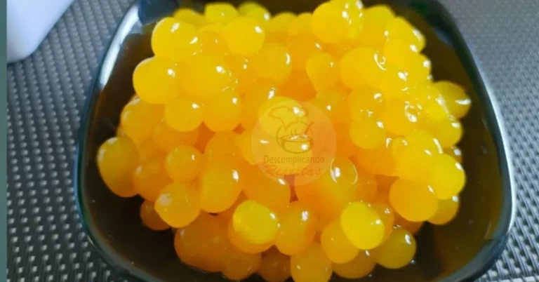 Esferas de Iogurte com Calda de Manga e Caviar de Hortelã
