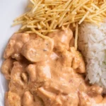 Estrogonofe de carne com arroz branco e batata palha