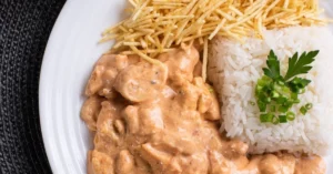 Estrogonofe de carne com arroz branco e batata palha