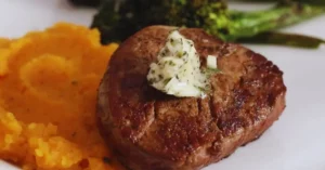 Filé Mignon ao Molho Dijon com Purê de Batata Doce
