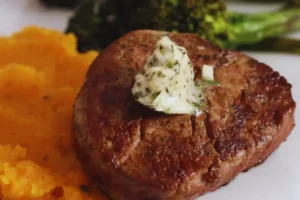 Filé Mignon ao Molho Dijon com Purê de Batata Doce