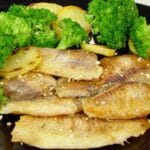 Filé de peixe assado com batatas ao forno e brócolis no vapor