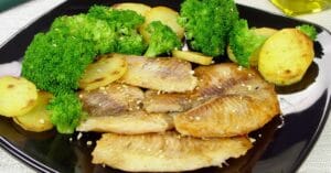 Filé de peixe assado com batatas ao forno e brócolis no vapor