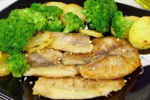Filé de peixe assado com batatas ao forno e brócolis no vapor 2 Filé de peixe assado com batatas ao forno e brócolis no vapor