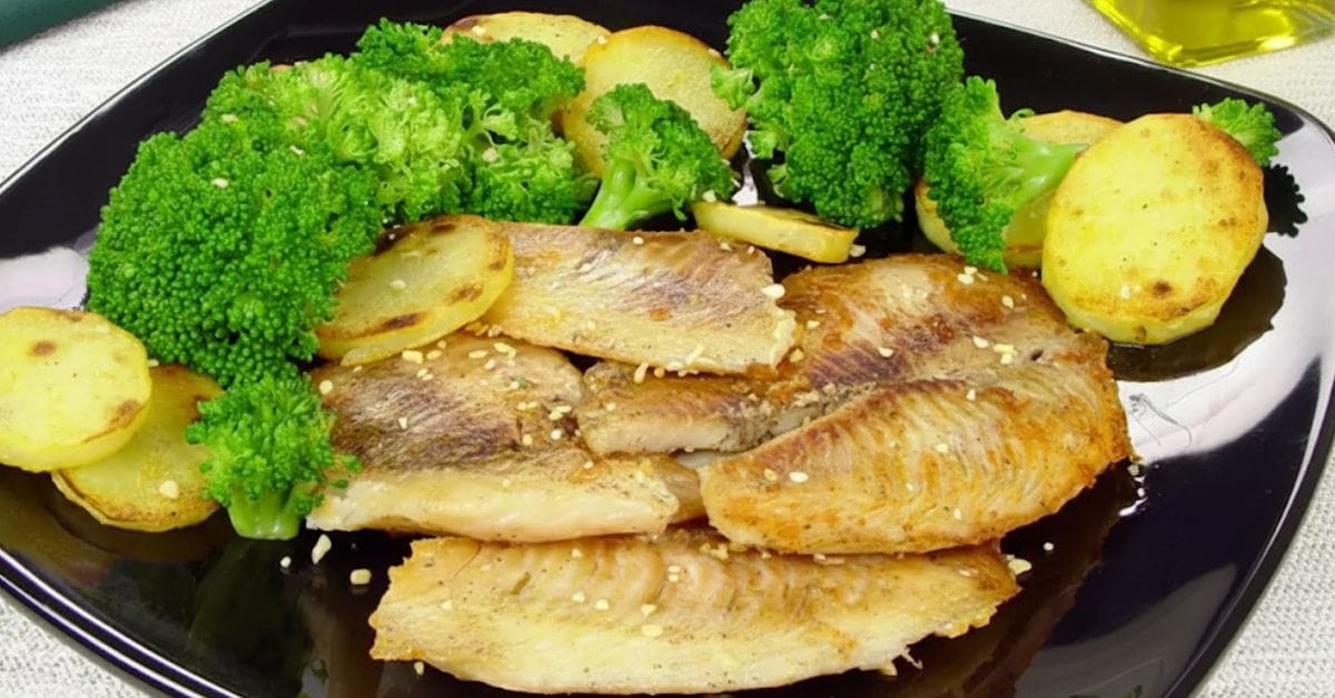 Filé de peixe assado com batatas ao forno e brócolis no vapor
