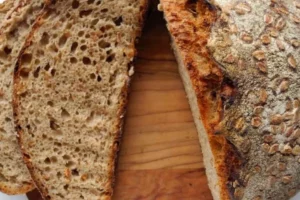 Pão Artesanal de Fermentação Natural com Sementes e Grãos Integrais 1 Pão Artesanal de Fermentação Natural com Sementes e Grãos Integrais