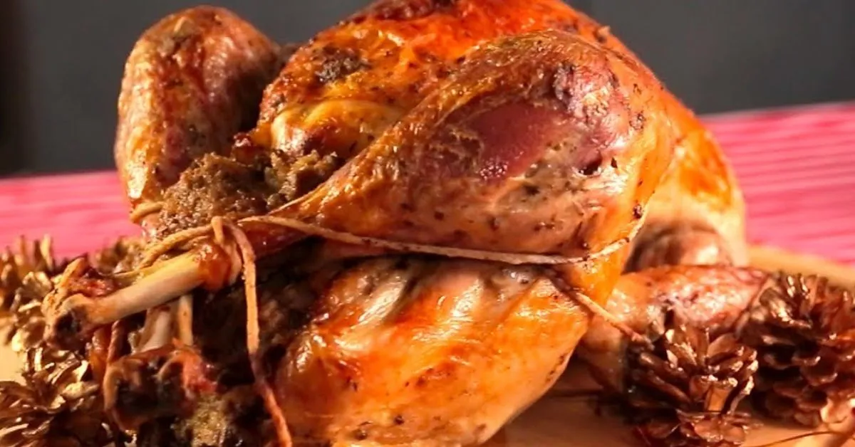 Peru Recheado com Farofa de Castanhas e Molho de Cranberry Caseiro