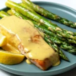 Salmão Grelhado com Aspargos e Molho Hollandaise Low Carb