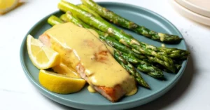 Salmão Grelhado com Aspargos e Molho Hollandaise Low Carb