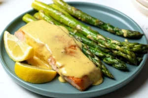 Salmão Grelhado com Aspargos e Molho Hollandaise Low Carb