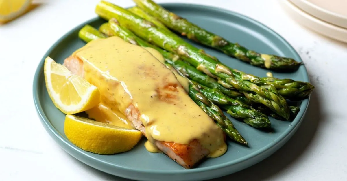 Salmão Grelhado com Aspargos e Molho Hollandaise Low Carb