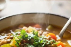 Sopa de legumes com grão-de-bico e lentilha