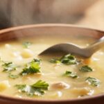 Caldo de Mandioquinha com Frango: O Conforto Que Sabe a Infância e Aquece a Alma