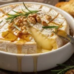 Camembert Assado no Mel e Alecrim com Nozes Crocantes