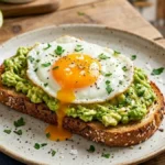Prepare um Avotoast com Ovo em Apenas 10 Minutos
